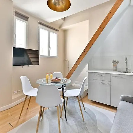 Apartman Avec Mezzanine Au Centre De